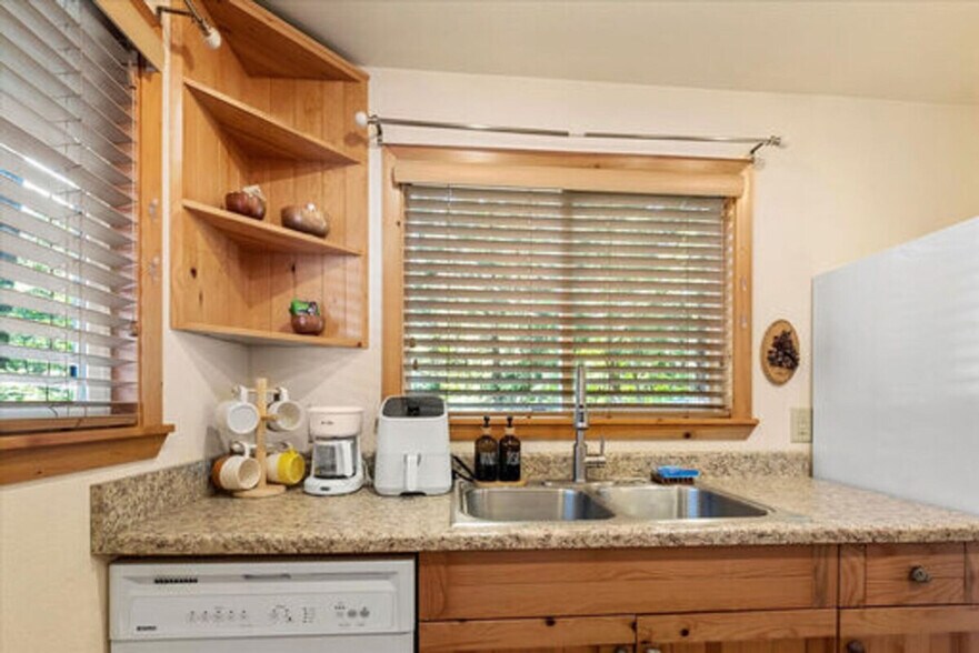 Building Photo - 321 Paradise Dr