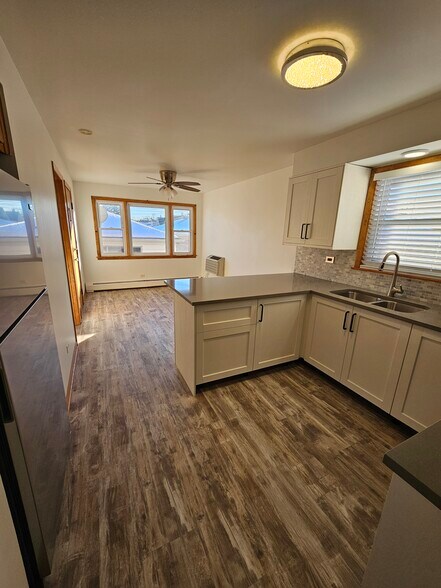 Building Photo - 6313 W Montrose Ave