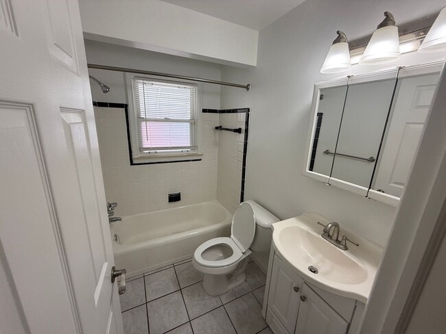 Building Photo - 3 BedroomRanch with a Detached 2 Car Garag...