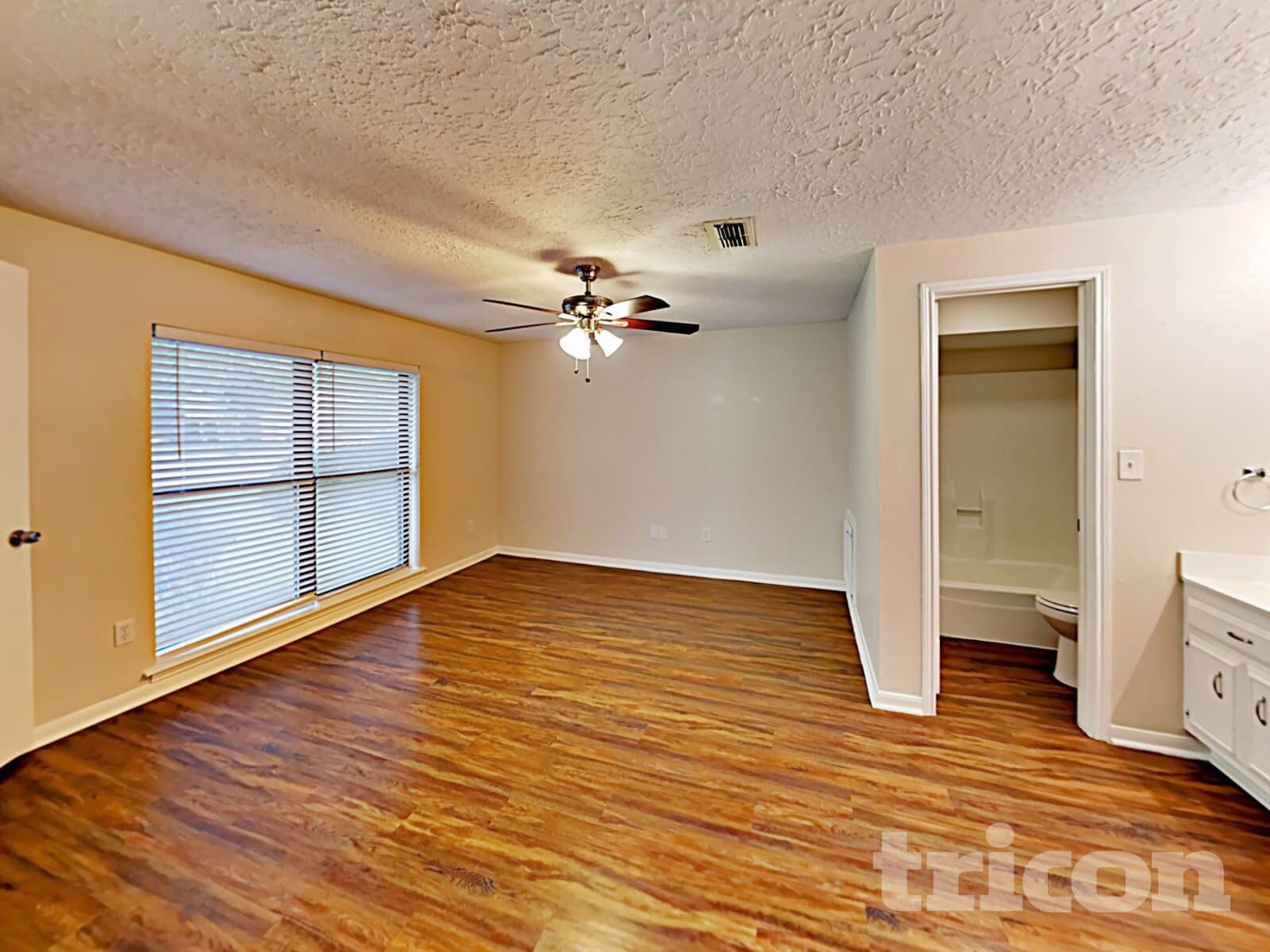 Building Photo - 16259 Hollow Wood Dr