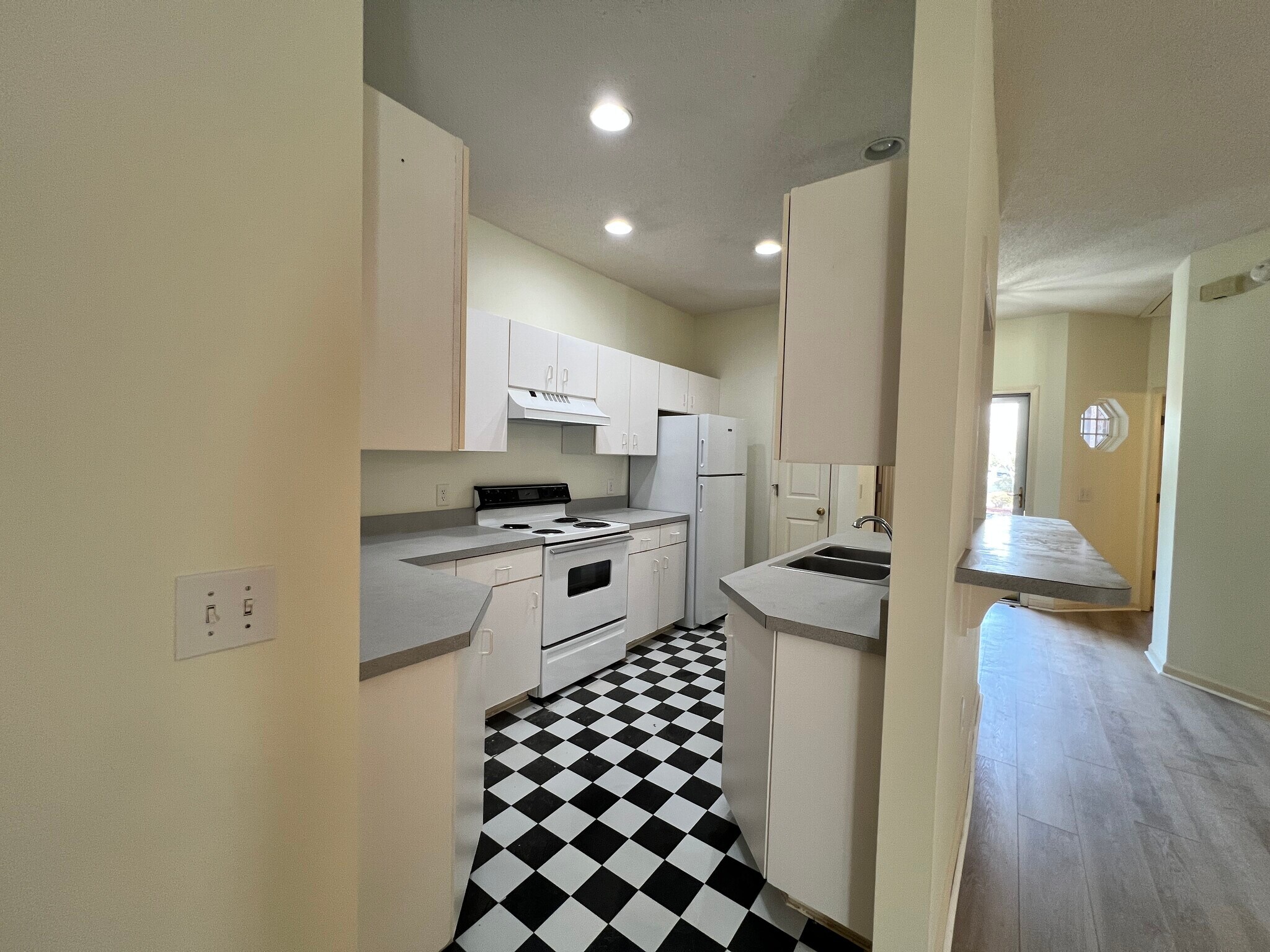 Building Photo - 1600 Sturdivant Dr