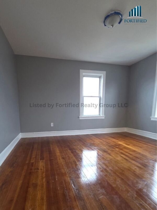 Building Photo - 25 Saxon St