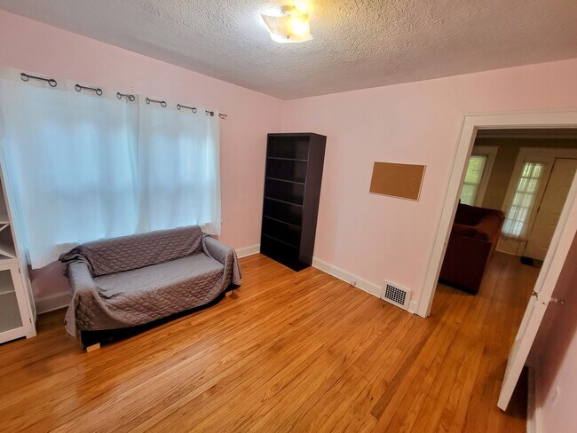 Building Photo - 5830 Holmes St