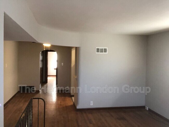 Building Photo - 4614-4616-4616 Jamieson Ave