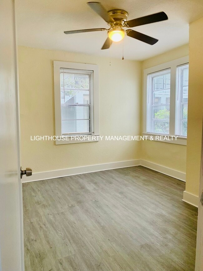 Building Photo - Fully Renovated & Cozy 3 Bed/2 Bath with F...