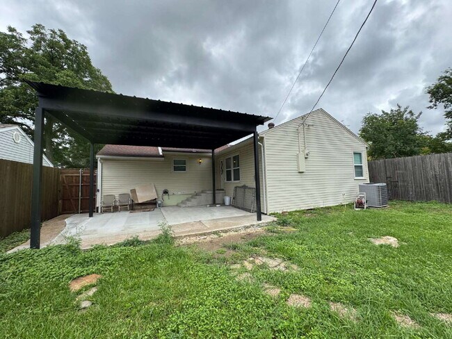 Building Photo - 2318 Fenwick Dr