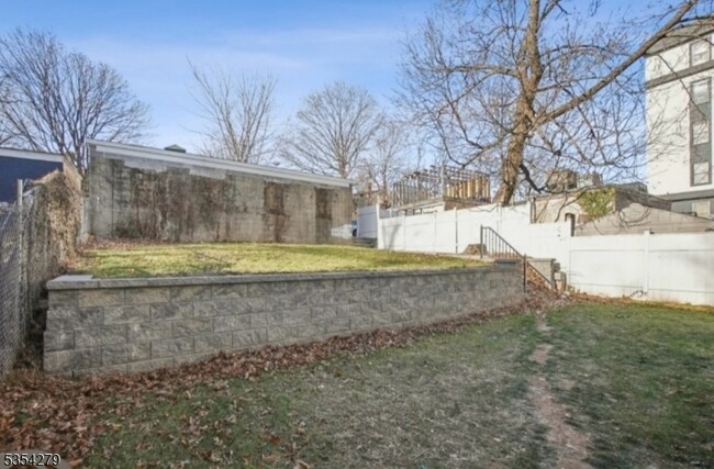 Building Photo - 81 N Grove St