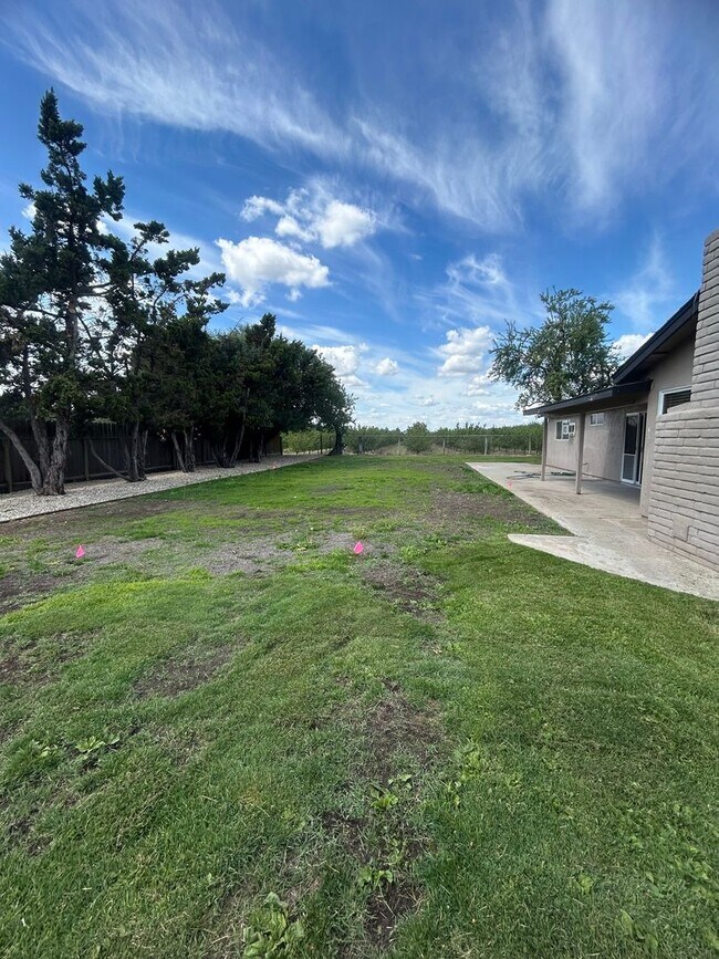 Building Photo - Lease Your Dream Home in the Country!