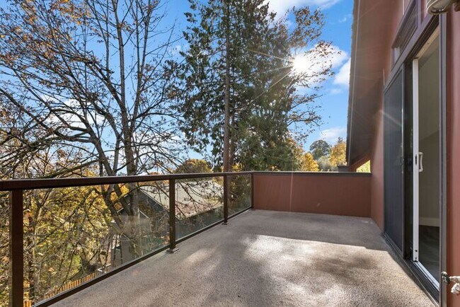 Building Photo - Luxurious Air-Conditioned Leschi View Townhome