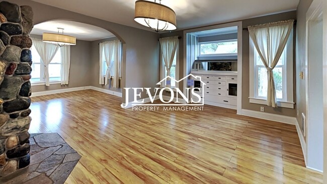 Building Photo - Charming 3-bedroom home with fenced backya...