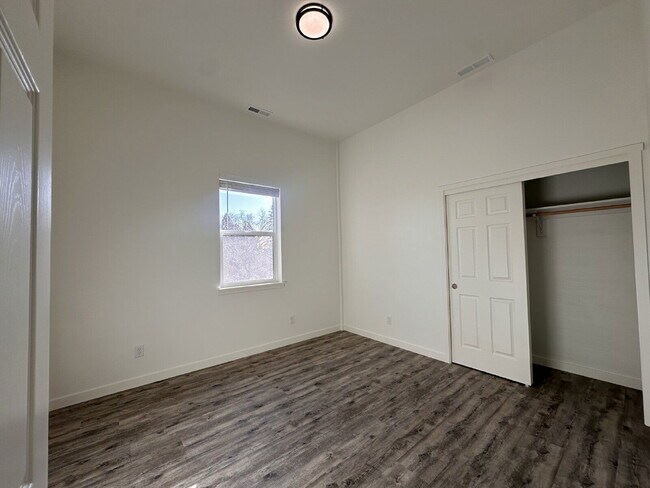 Building Photo - 20611 Independence Way