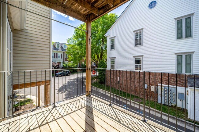 Building Photo - Comfortable Condo Living in Convenient Alexandria Location