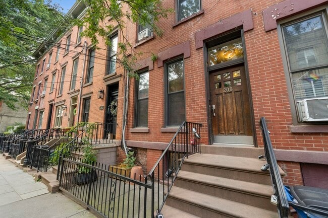 Primary Photo - 208 7th St