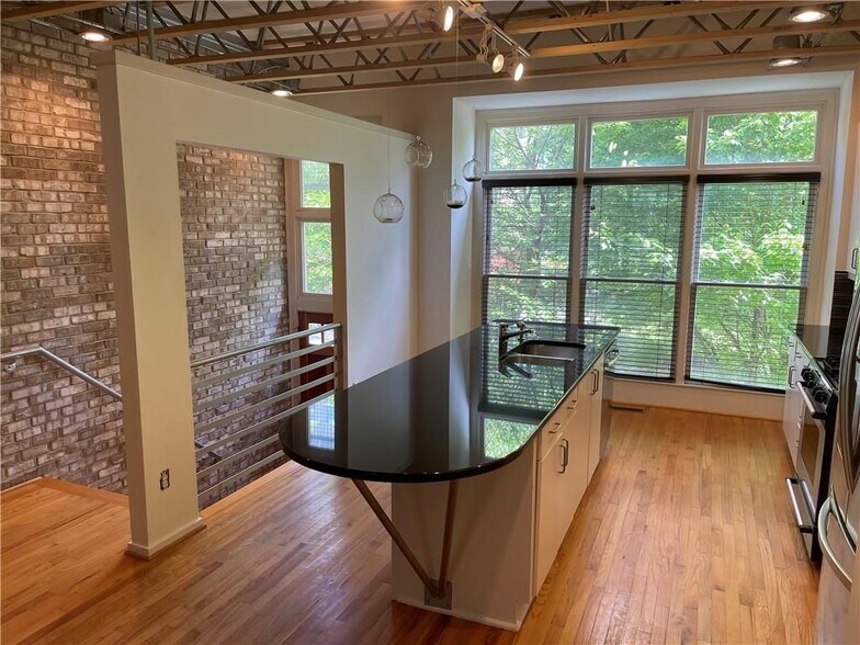 Building Photo - 1325 Peachtree View NE