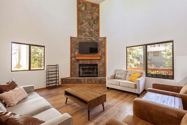 Building Photo - 335 Sandia Cir