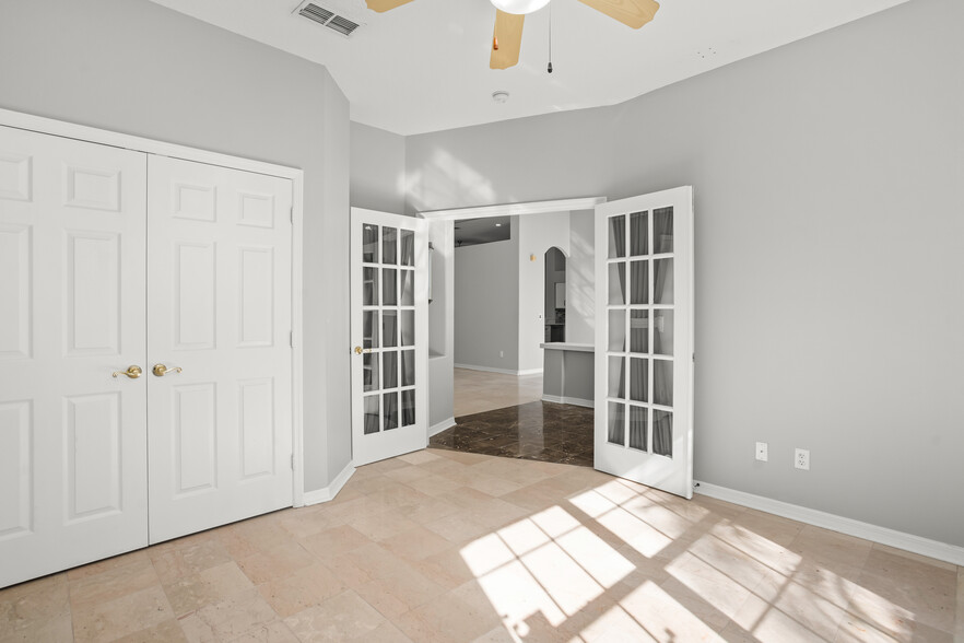Building Photo - 2810 University Acres Dr