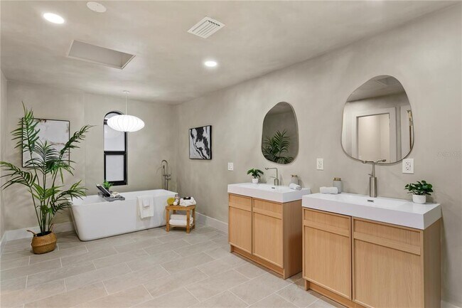 Building Photo - 4504 W Lamb Ave