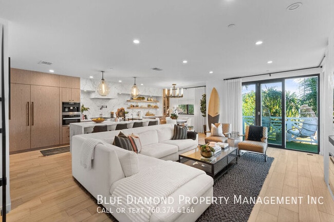 Building Photo - 3301 Lincoln-