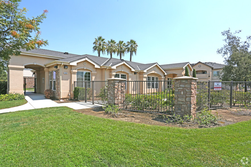 Building Photo - Valley Oak Apartments