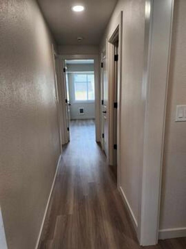 Building Photo - Lovely 2 bedroom 1.75 bath in gated commun...