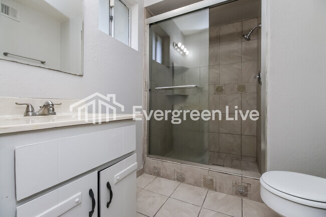 Building Photo - 2110 W Detroit St