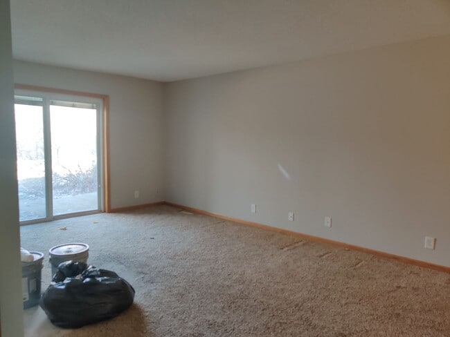 Building Photo - Charming Townhome with Spacious Yard