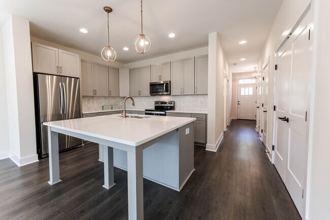 Building Photo - 2055 Oakwood Ave