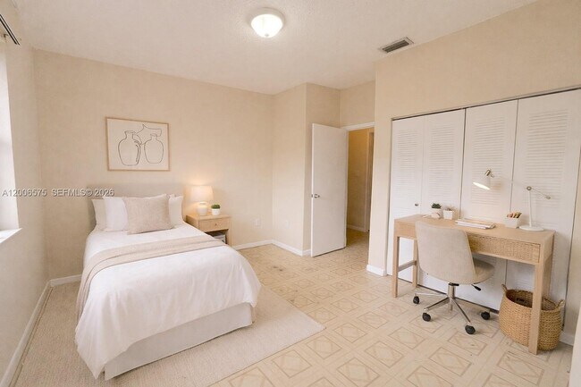 Building Photo - 8870 Fontainebleau Blvd