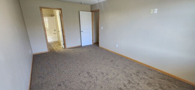 Building Photo - Rare 3 bedroom, 2.5 bathroom rental home w...