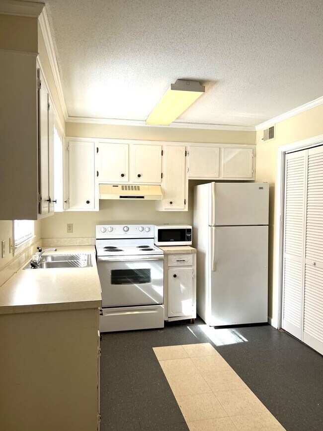 Building Photo - Two story duplex home! feels private like ...