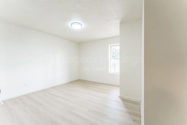 Building Photo - 415 Simpson Ave