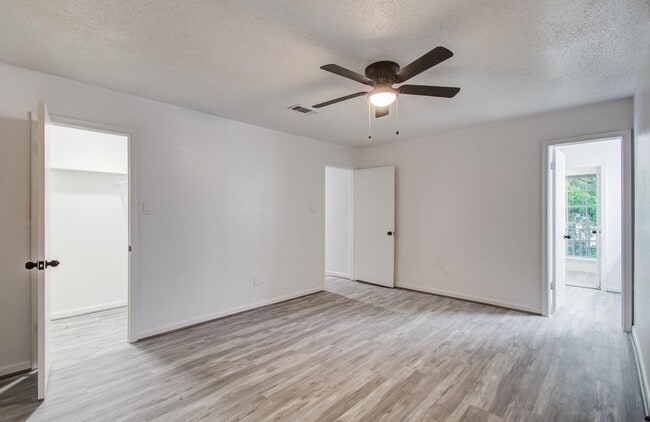 Building Photo - 534 Robert E Lee Dr