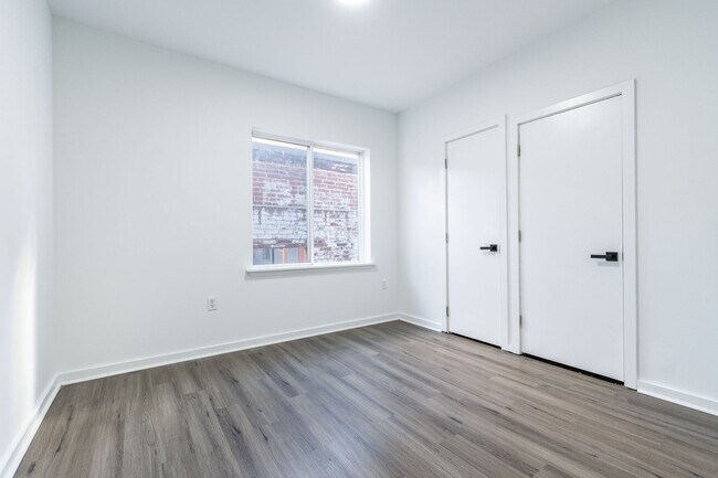 Building Photo - 3003 W Glenwood Ave