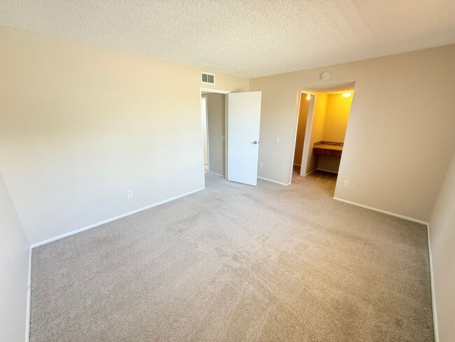 Building Photo - Spacious 3-Bedroom Condo in the Indian Can...