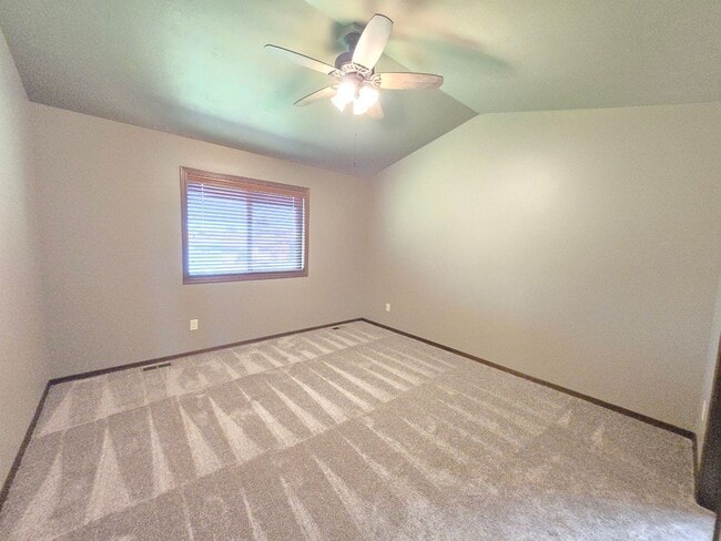 Building Photo - East Sioux Falls 4 Bed, 3 Bath Walkout Twi...