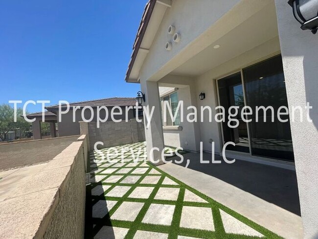 Building Photo - Stunning 4 Bedroom Overlooking Common Area!
