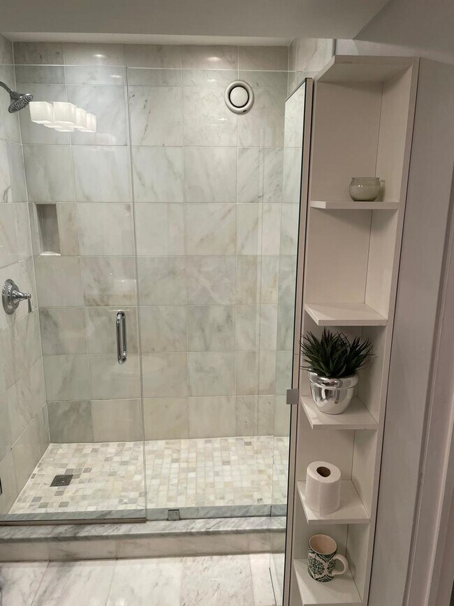 Building Photo - 40 E 9th St