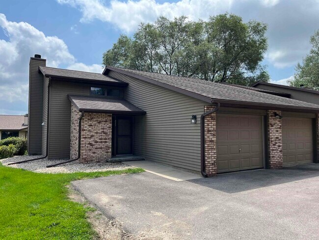 Primary Photo - 844 Hemlock Dr