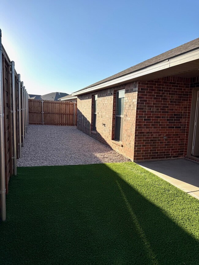 Building Photo - 2944 Hidalgo Ave