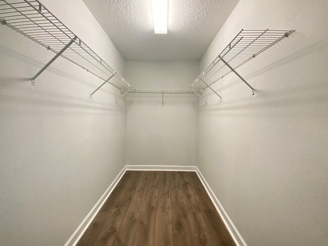 Building Photo - Spacious Waterfront 4BD/2.5BA Single Family Home in Orlando FL!