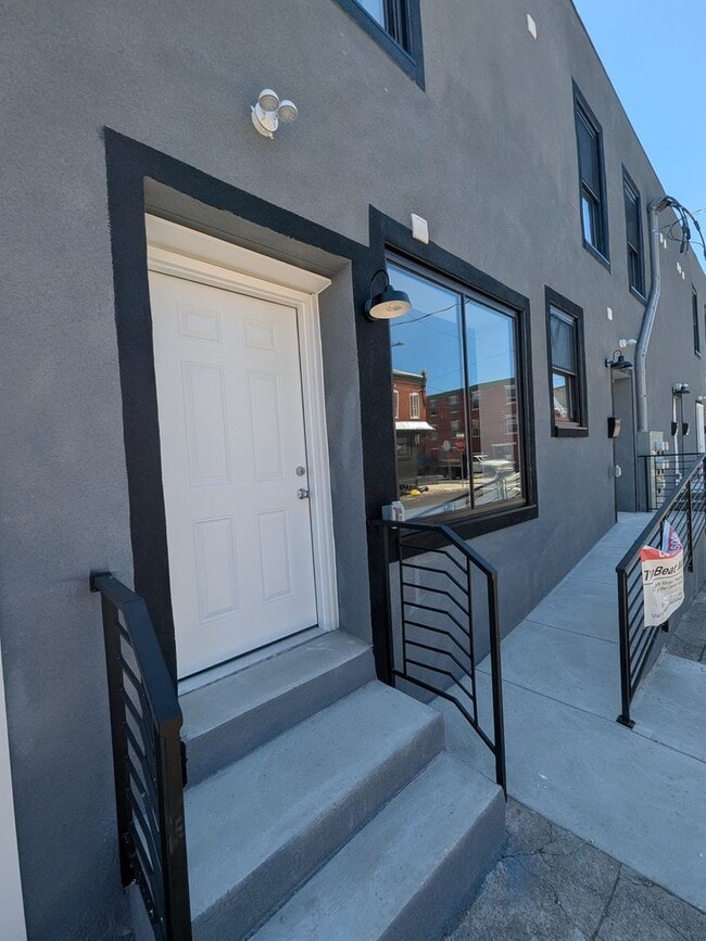 Building Photo - 4995 W Thompson St