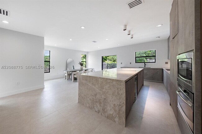 Building Photo - 12790 SW 91 Ave