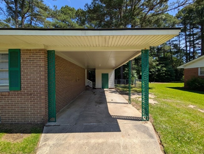 Building Photo - 3 Bedroom, 1.5 Bath Home with HVAC & Fenced Backyard