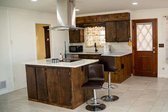 Building Photo - 9245 Summit Dr