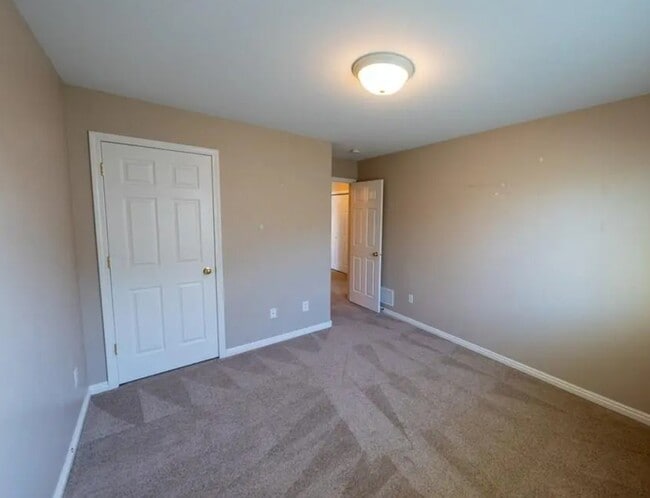 Building Photo - 2437 Brandon Dr