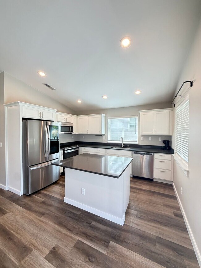 Building Photo - 3 Bedroom Home in gated community!