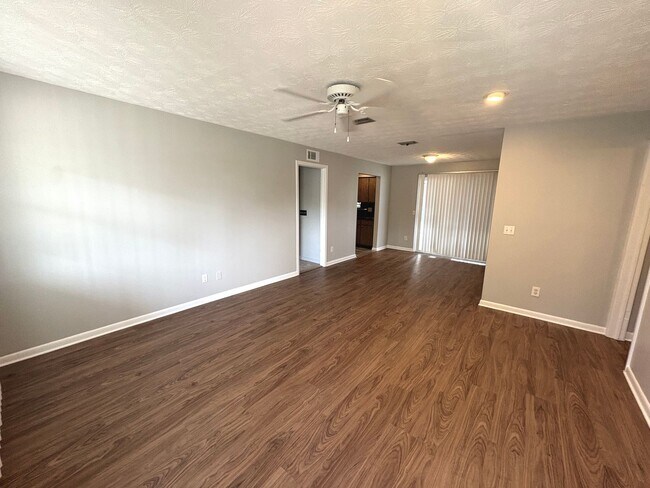 Building Photo - Move in ready 4/2 New floors, new paint