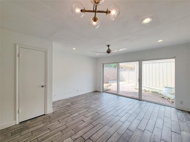 Building Photo - 6350 Chevy Chase Dr