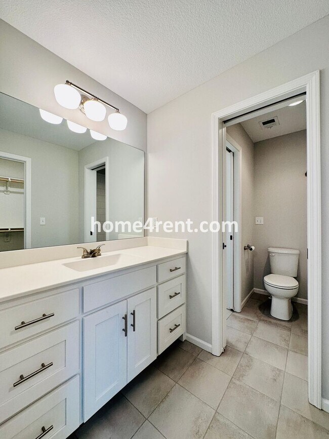 Building Photo - Exceptional Olathe Home in the Cedar Creek Subdivision w/ Wood Floors and a Finished Basment!