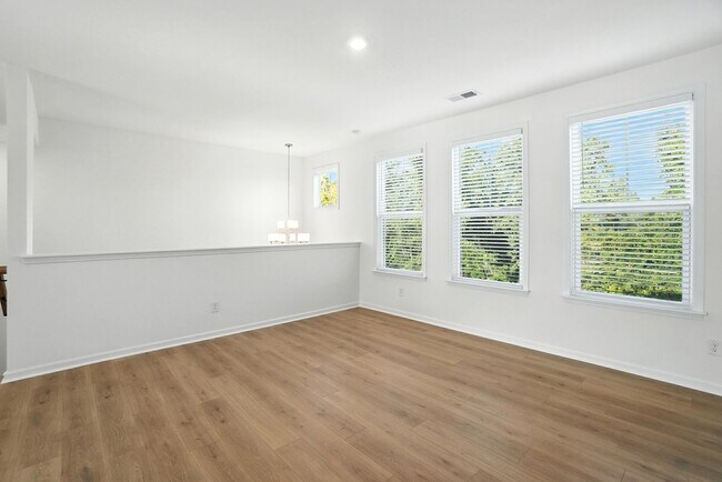 Building Photo - Brand-new three-story townhome in the Univ...